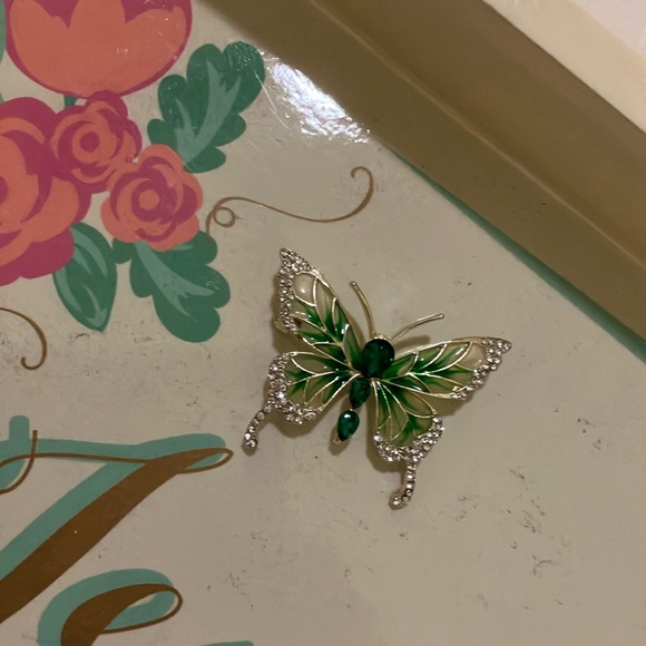 Kelly Green Stones/Gold Tone With Rhinestones Vintage Butterfly Brooch - Picture 3 of 4